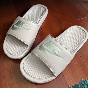 Women’s Nike Benassi JDI slides
